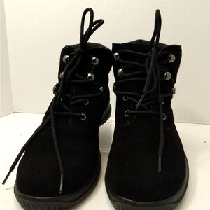 BOSTON WANDERLUST BLACK SUEDE
ANKLE BOOTS